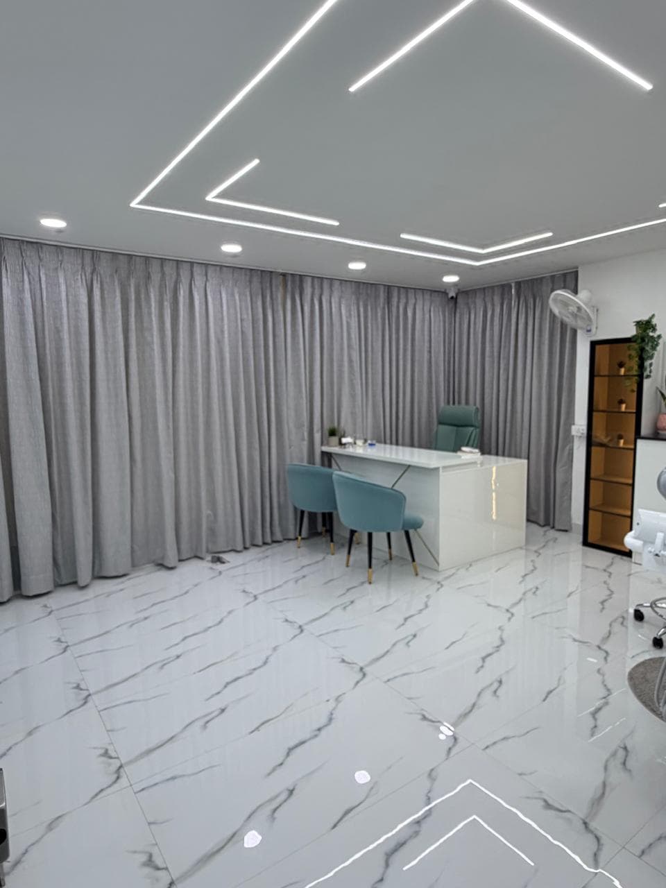 Vanya Dental Consultation Desk
